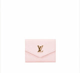 Portefeuille Compact Louis Vuitton Lockmini en Cuir Rose Poudré Avaia