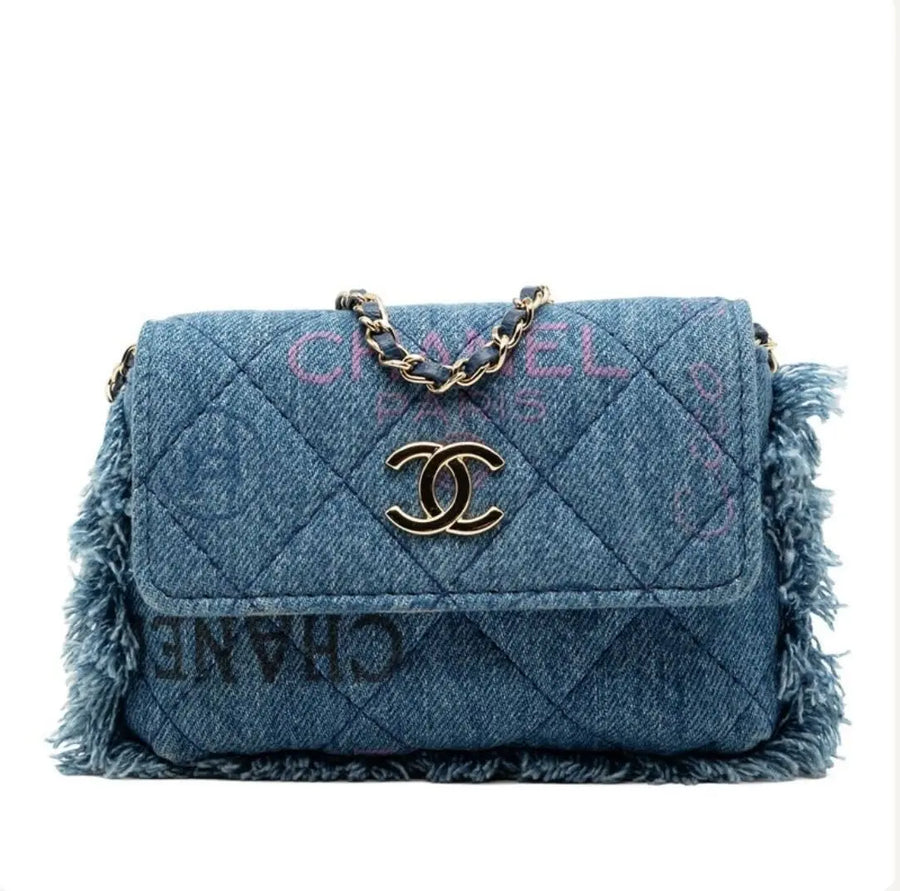 Sac Chanel Flap Bag en Denim Matelassé Imprimé et Bordures Effilochées Avaia