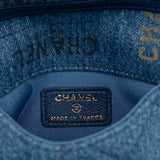 Sac Chanel Flap Bag en Denim Matelassé Imprimé et Bordures Effilochées Avaia