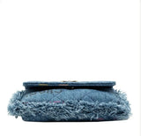Sac Chanel Flap Bag en Denim Matelassé Imprimé et Bordures Effilochées Avaia