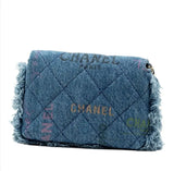 Sac Chanel Flap Bag en Denim Matelassé Imprimé et Bordures Effilochées Avaia