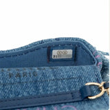 Sac Chanel Flap Bag en Denim Matelassé Imprimé et Bordures Effilochées Avaia