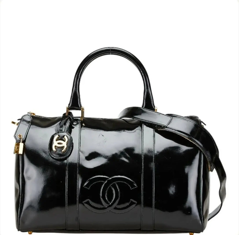 Sac Polochon Chanel en Cuir Verni Noir et Attributs Dorés Avaia